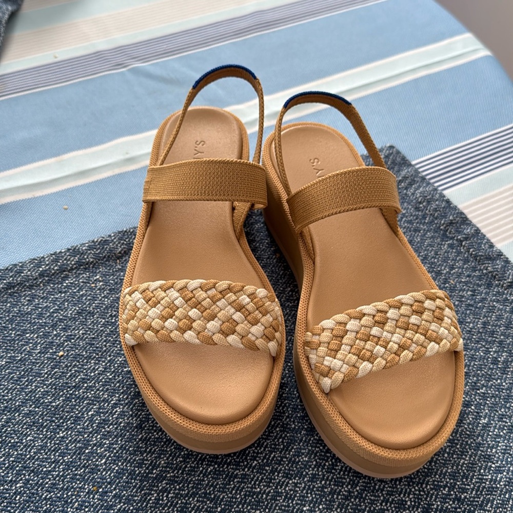 NWOB Rothys: The Lightweight Wedge Sandal - Beach Sand - Size 7